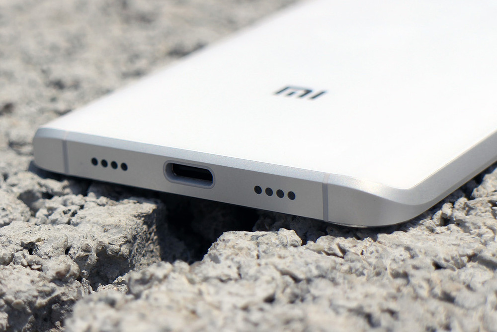 Обзор Xiaomi Mi5 - нижняя грань и логотип