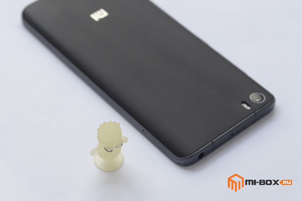 Нужно снять крышку на Xiaomi Mi5? Легко!