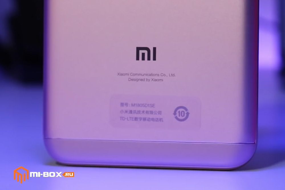 Обзор смартфона Xiaomi Redmi 6 PRO - логотип MI