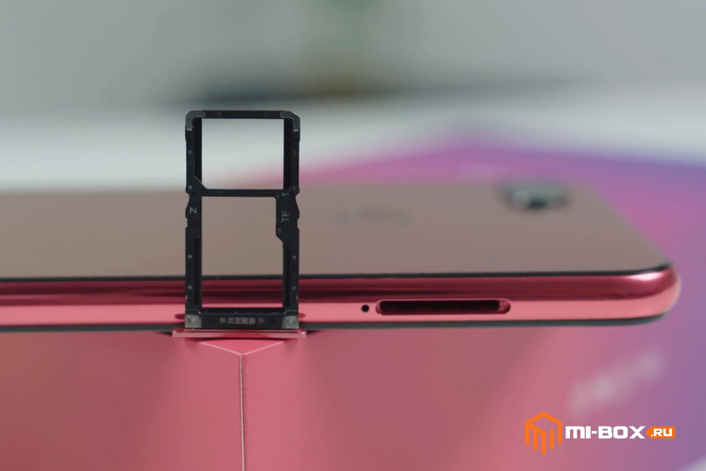 Обзор Xiaomi Mi 8 Lite - правая грань - слот для сим-карт и карты памяти
